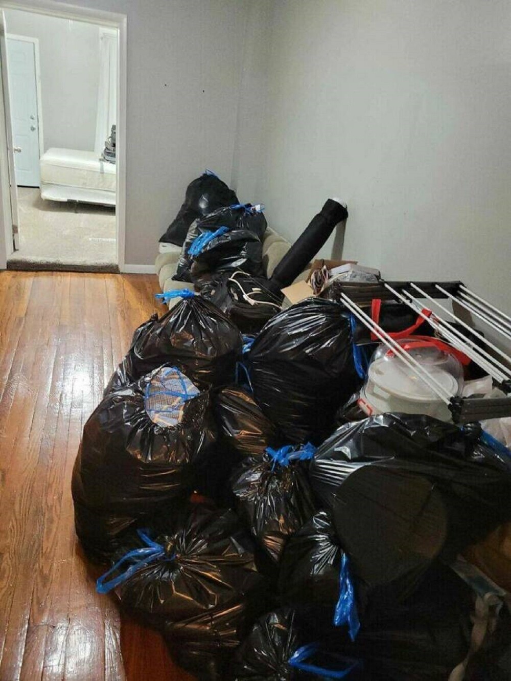 7. "После изнурительного рабочего дня без еды, я вернулся домой в 7 вечера и обнаружил все свои вещи в мусорных пакетах"