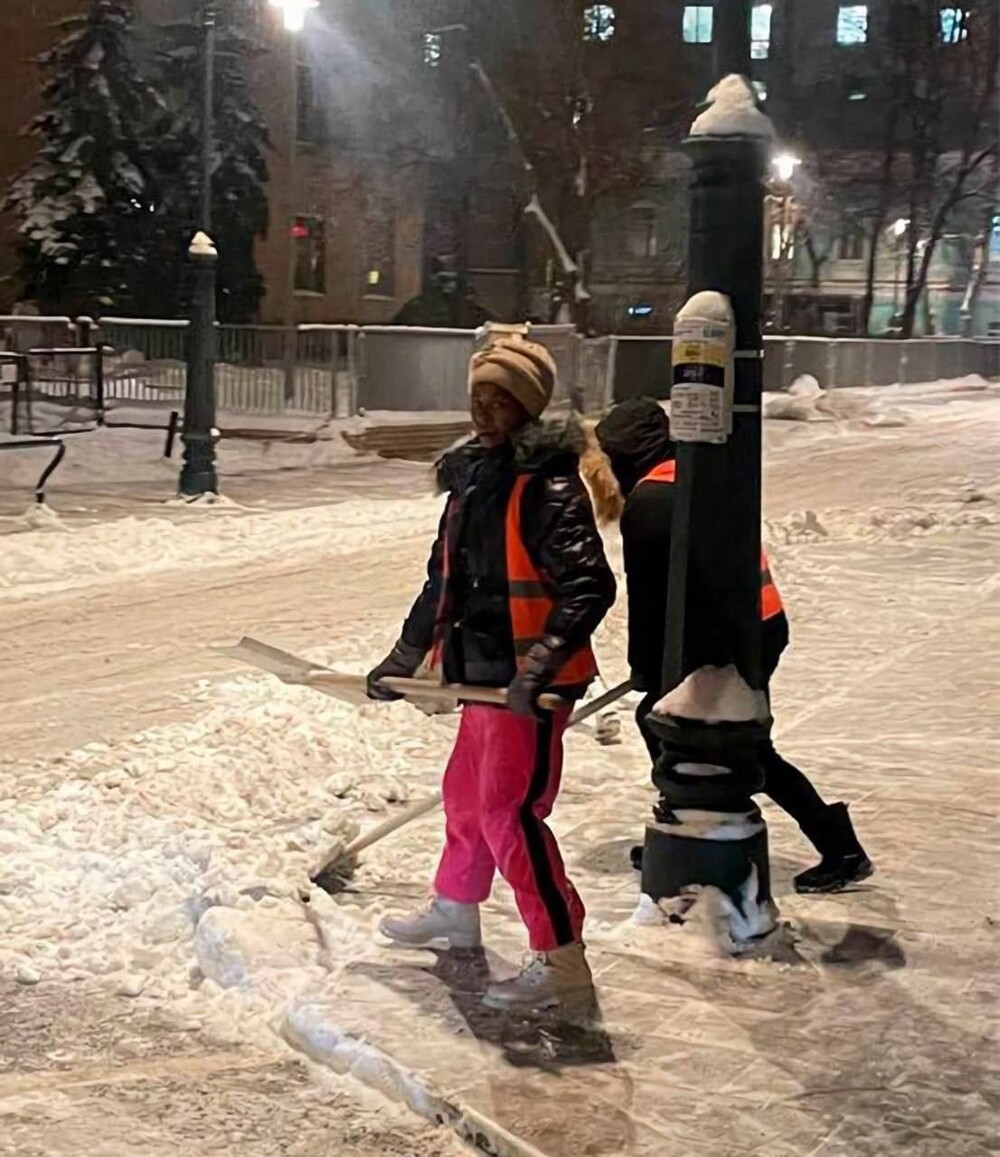 Студенток с Кубы отправили разгребать снег в Москве
