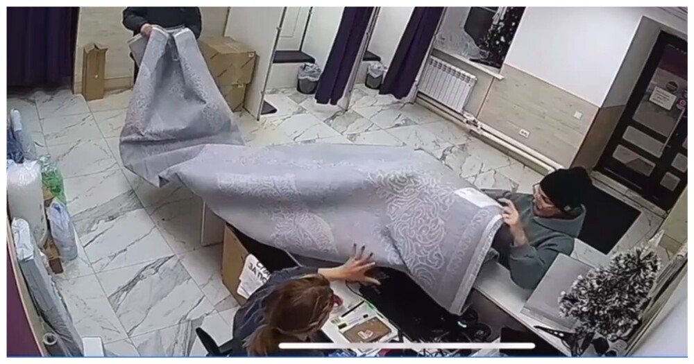 Женщина решила проверить ковёр, разложив его на столе сотрудницы пункта выдачи
