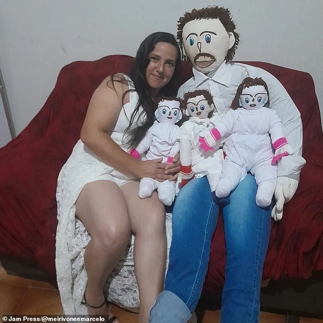 Блогерша вышла замуж за тряпичную куклу и «родила» трёх детей