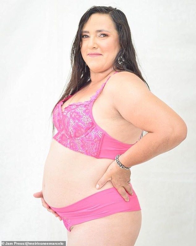 Женщина позировала для фотосессии в нижнем белье, будучи якобы беременной своими тряпичными близнецами