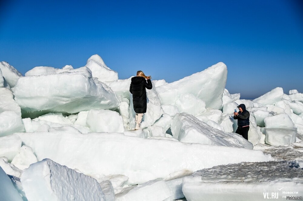 Во Владивостоке ветром выдавило лёд на берег