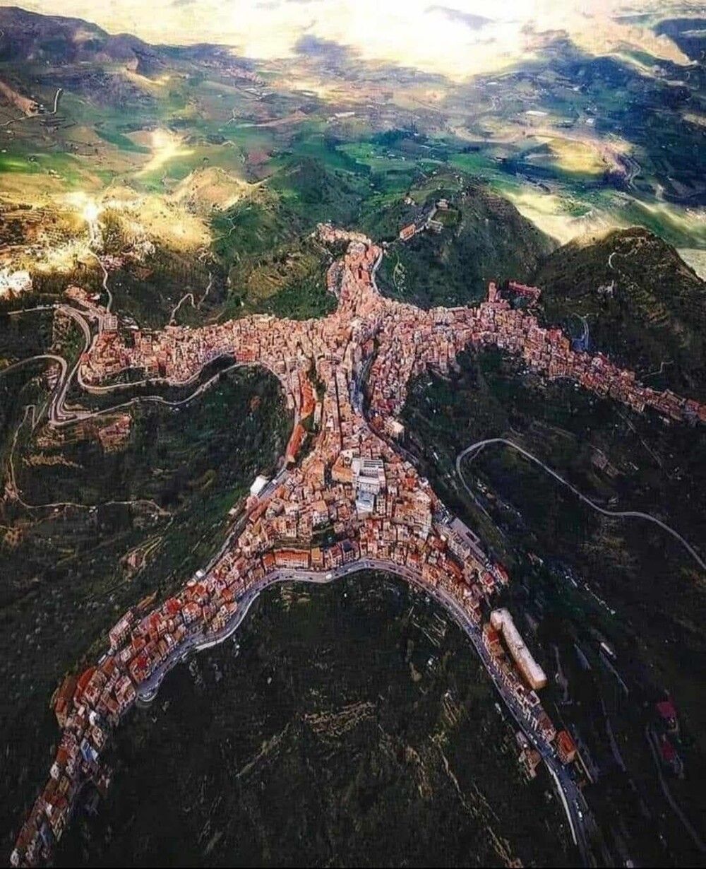 23. Вид с воздуха на город Чентурипе на Сицилии, Италия