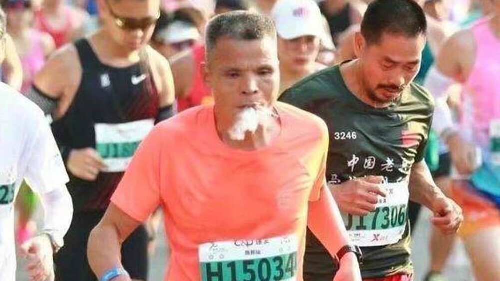 Китайского марафонца "Курильщика" дисквалифицировали за курение во время марафона