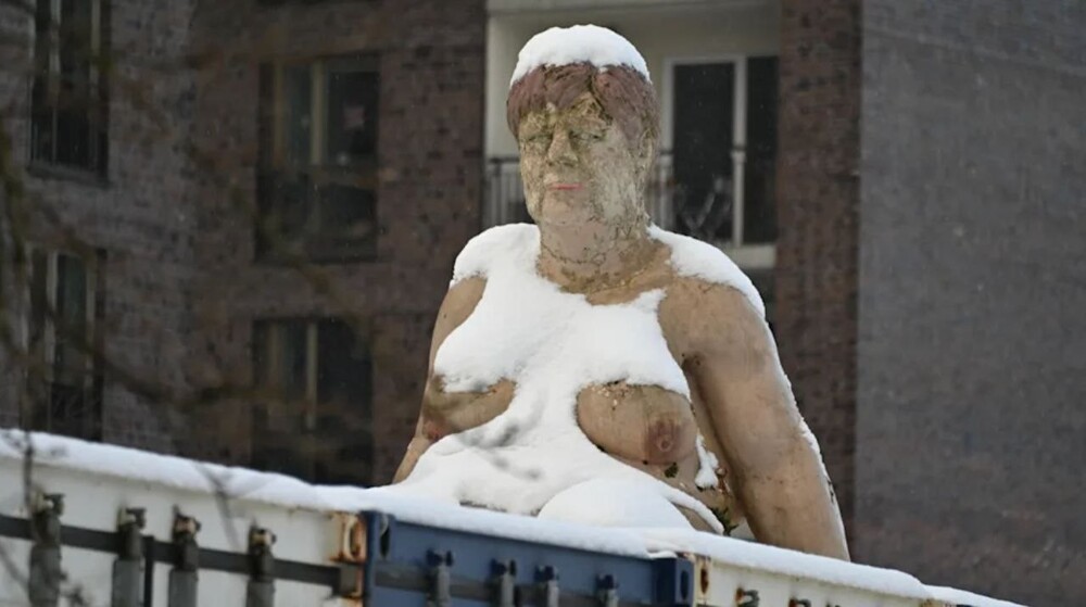 "Её звали Меркель". В Гамбурге появилась статуя, удивительно похожая на голую экс-канцлерин