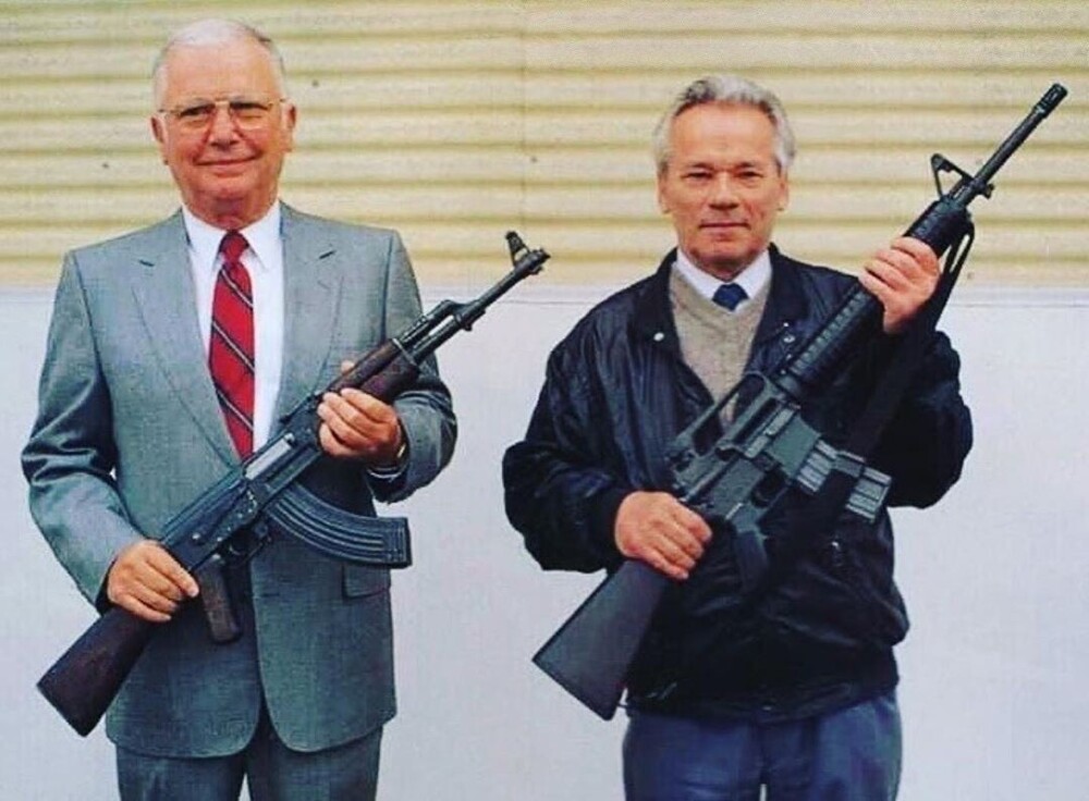 Конструкторы Стоунер и Калашников позируют с оружием друг друга, США, 1990 год. 