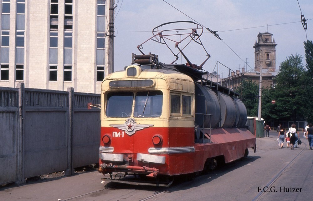	МТВ-82 Поливомоечный. Одесса, Привокзальная площадь. 1990 год.