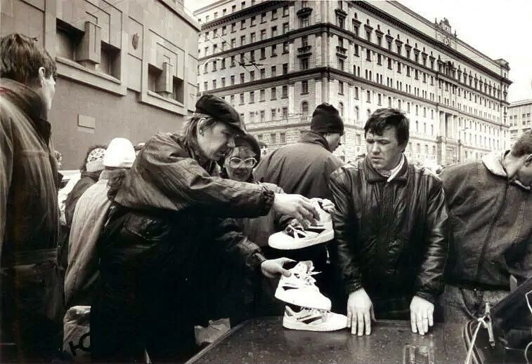 Москва. Уличная торговля напротив Детского мира, 1992 год