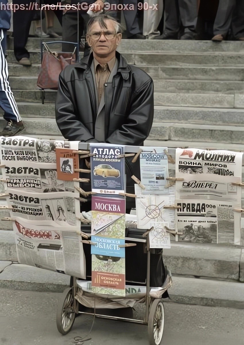 Мужчина торгует газетами, картами метро и автомобильных дорог, 1996 год