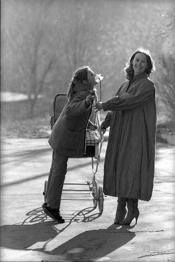 Евгения Симонова с дочерью, 1985 год.