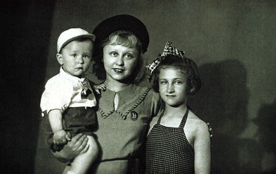 Янина Жеймо с сыном Юликом и дочерью Янечкой, 1941 год