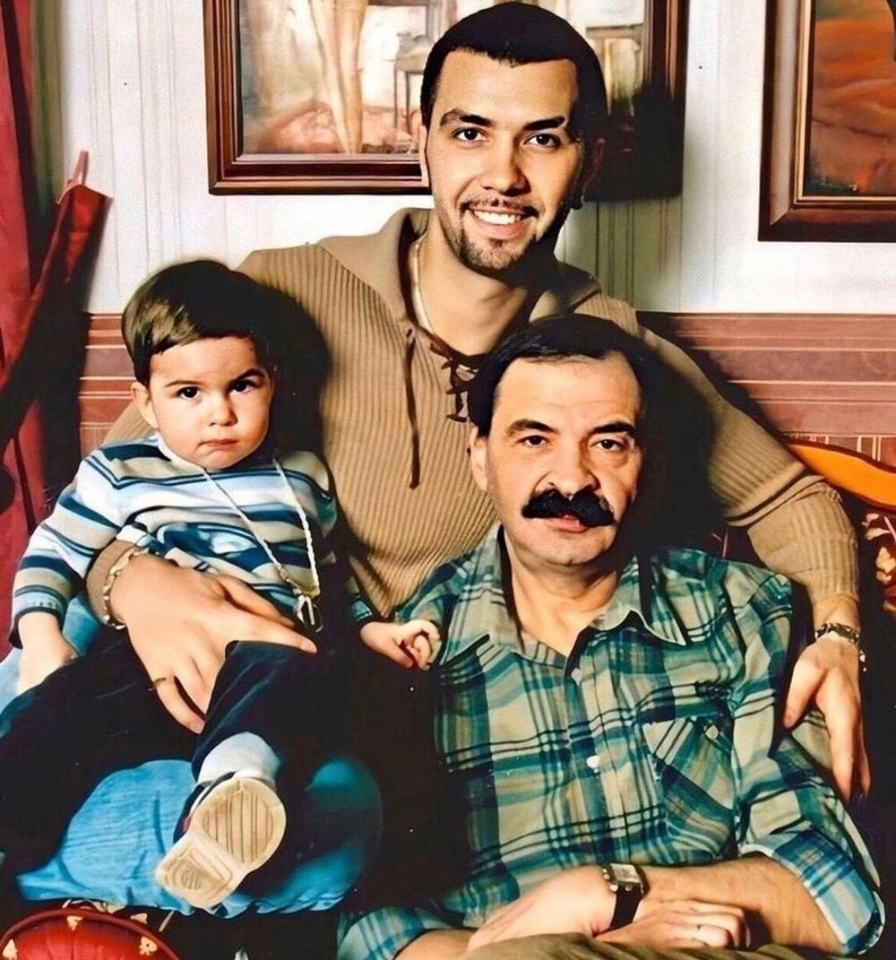 Илья Олейников с сыном Денисом Клявером и внуком