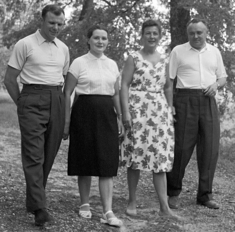 Гагарины и Королёвы на прогулке, май 1961 года