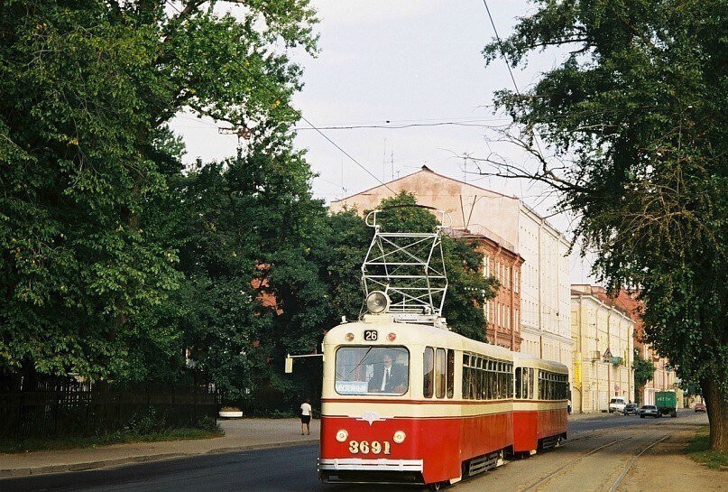 Экскурсионный трамвайный поезд ЛМ-49+ЛП-49 на проспекте Обуховской Обороны около парка имени Бабушкина.