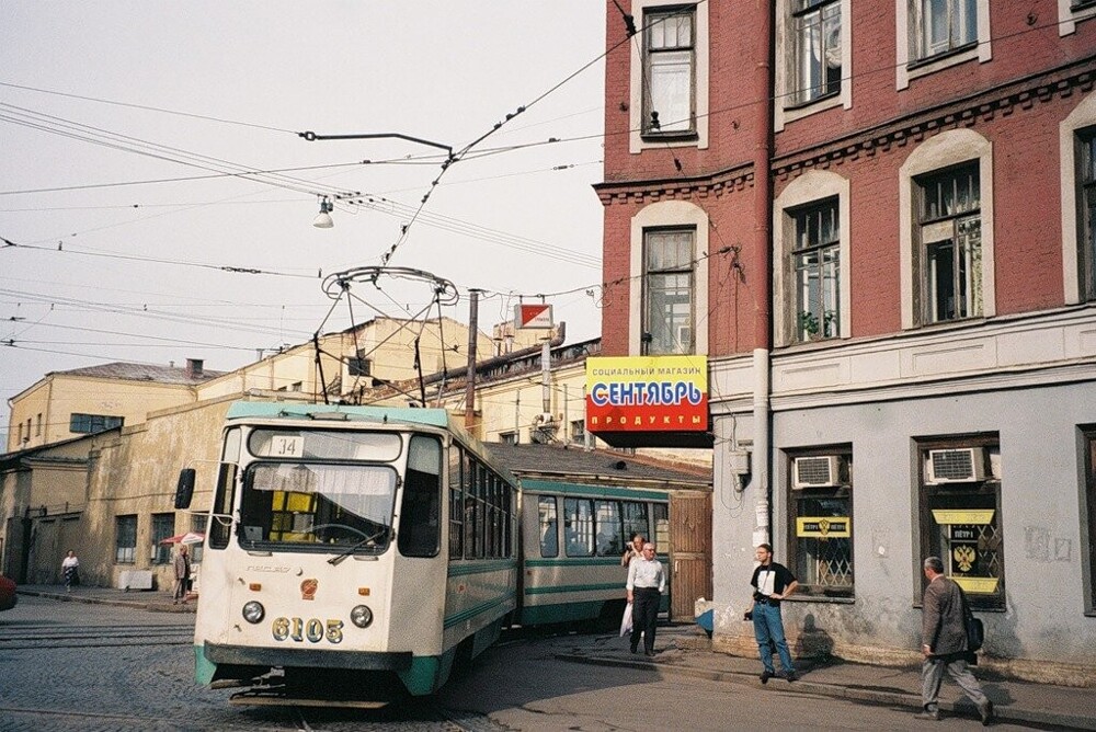 Трамвай 34 маршрута аккуратно просачивается с Пионерской улицы на Чкаловский проспект.