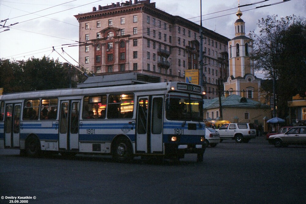Троллейбус на кольце метро "Сокол". На заднем плане - Всехсвятская церковь.