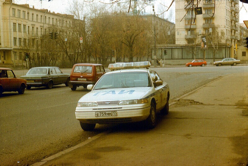 Гаишники на Ford Crown Victoria не стесняются парковаться на тротуаре около Павелецкого вокзала.