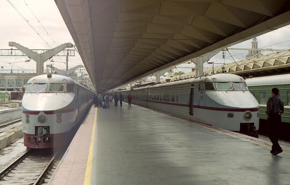 Два поезда Эр-200 на Ленинградском вокзале.