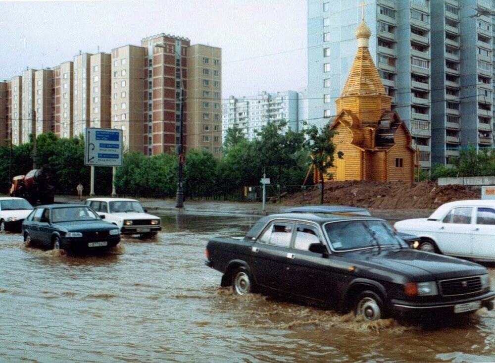 Осташковская улица во время потопа после дождя.