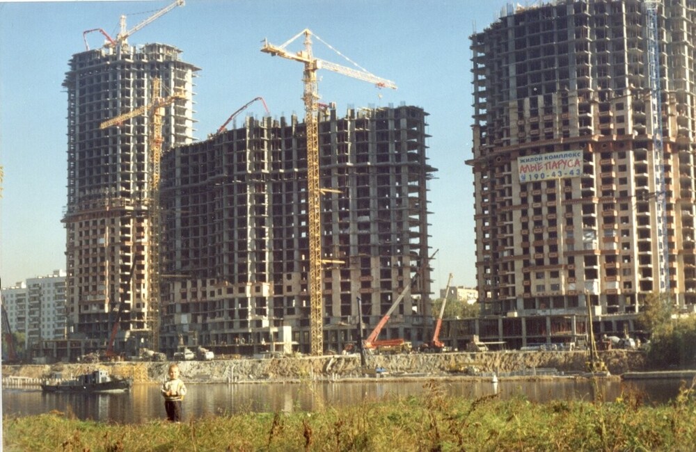 Идёт строительство жилого комплекса "Алые Паруса" в Строгино.