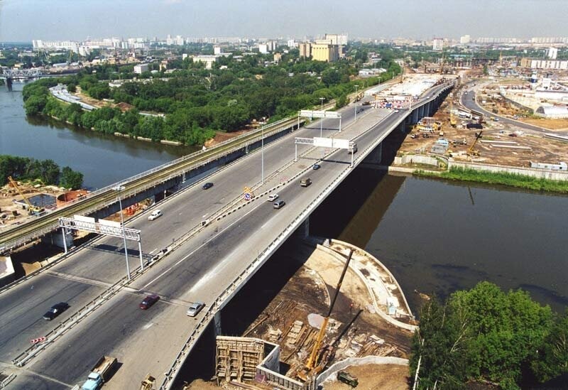 30 декабря 2000 года на месте старого Смоленского железнодорожного моста открыли Дорогомиловский автодорожный мост.