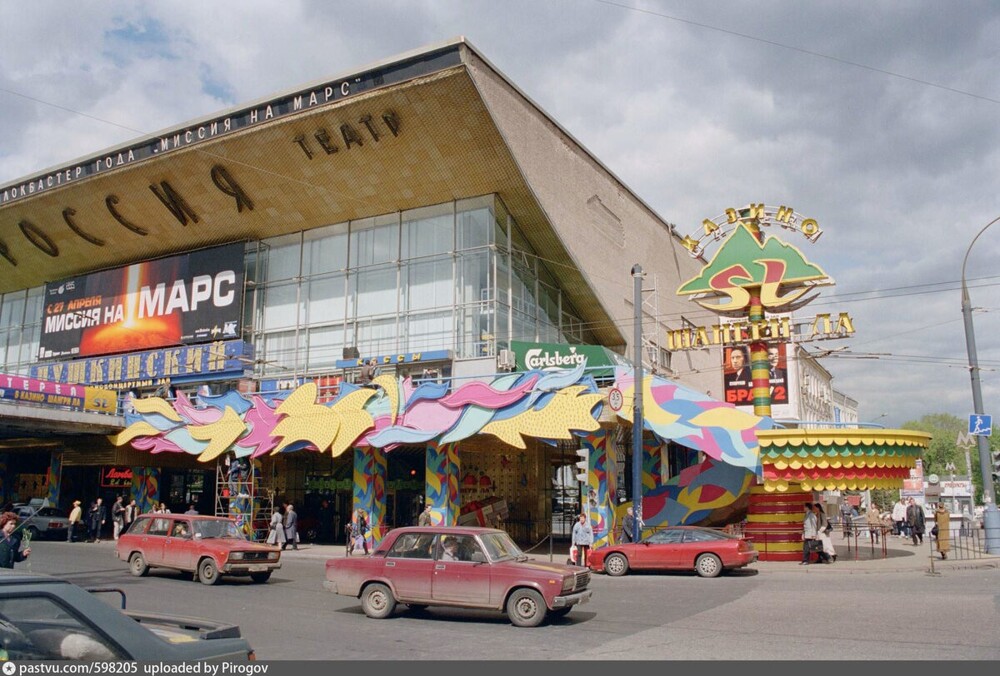 Кинотеатр "Россия" на Пушкинской превратился в нечто очень странное и напоминающее Юго-Восточную Азию.