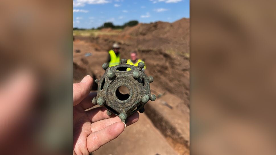 Римский додекаэдр обнаружен археологами-любителями в Великобритании