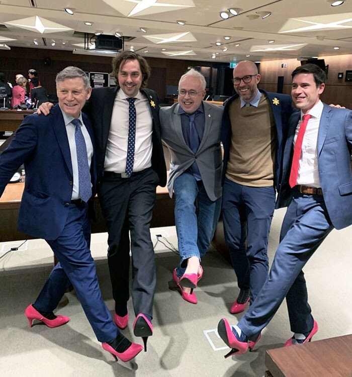 2. Канадские законодатели надели розовые туфли на каблуках, чтобы привлечь внимание к проблеме насилия над женщинами