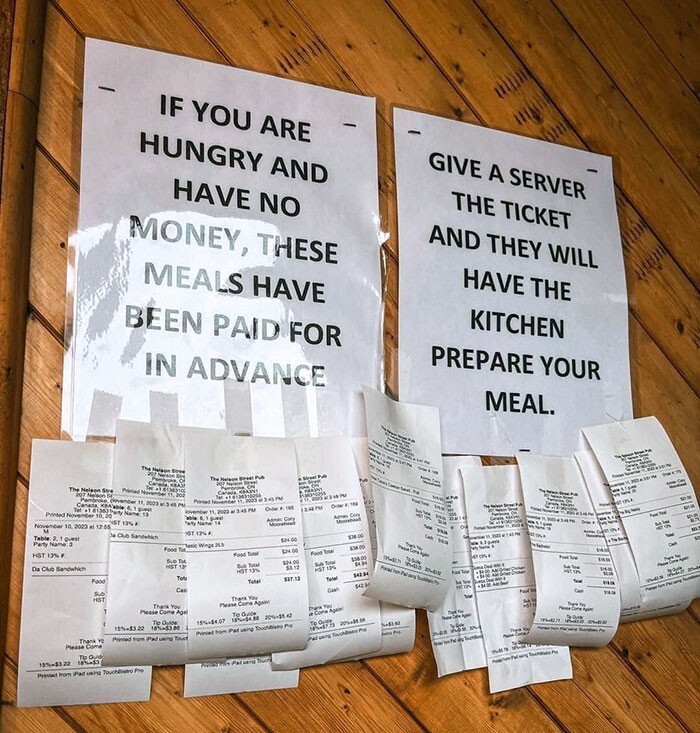 1. На стене в ресторане в Пемброке, Онтарио: «Если вы хотите есть, но у вас нет денег, вот блюда, из которых можно выбрать. Они уже оплачены. Дайте официанту чек и вам принесут еду»