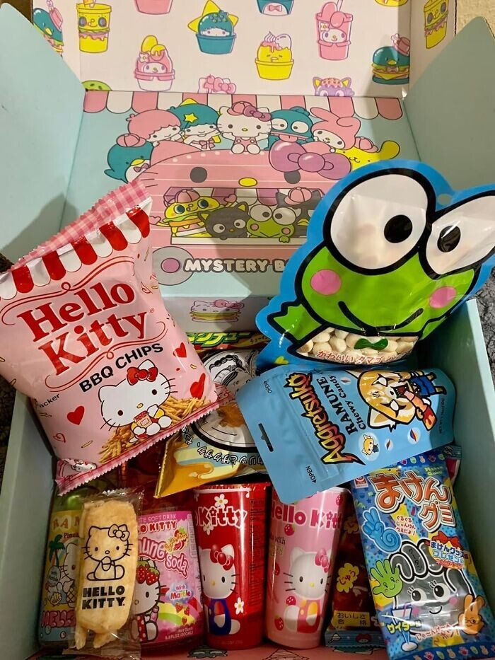 1. Hello Kitty Snack Box от компании Sanrio — большая коробка уникальных японских снэков, сладостей и напитков с изображением Хелло Китти и ее друзей
