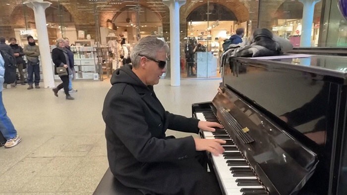 Туристы из Китая пригрозили лондонскому пианисту "судебным преследованием"