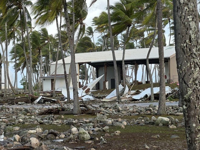 Гигантские волны разнесли столовую на военной базе США на Маршалловых островах