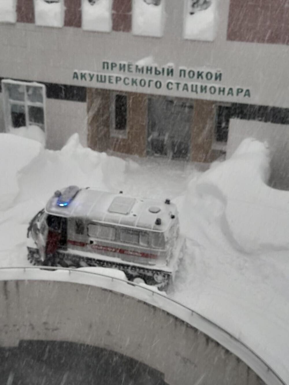 «Дома заметены по крышу, кто-то роет тоннели»: на Сахалине снежный апокалипсис и власти ввели режим ЧС