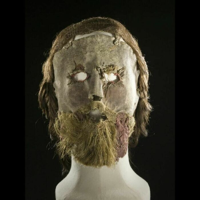 26. Жуткая маска XVII века, сделанная из настоящих человеческих волос, кожи животного, перьев и искусственных зубов