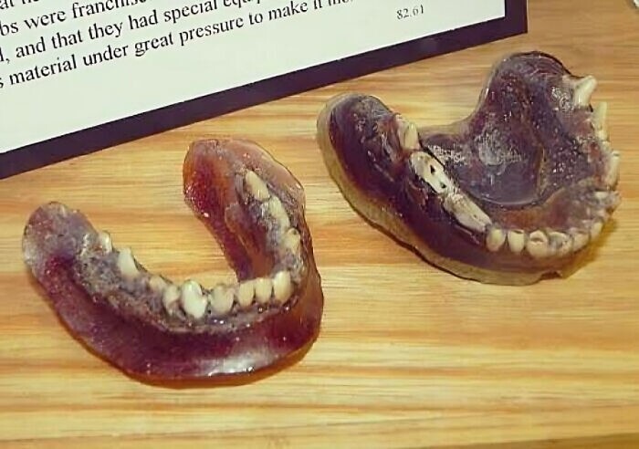 17. В начале 1900-х годов один человек не мог позволить себе нормальные зубные протезы, поэтому он сделал их сам, используя расплавленные ручки зубных щеток и зубы мертвого койота.
