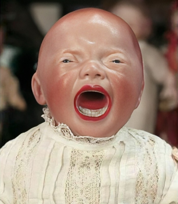 9. Фарфоровая кукла «Кричащий младенец», сделана немецким кукольным мастером Кестнером примерно в 1920 году