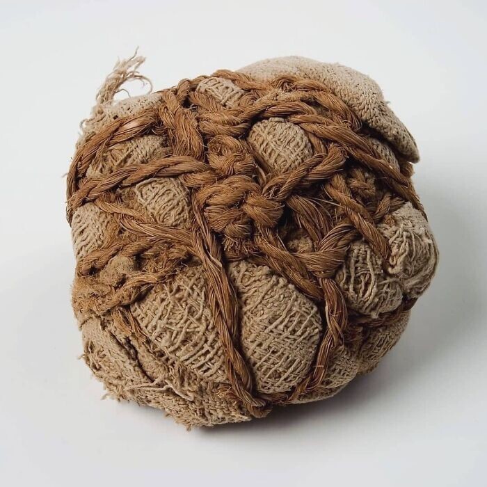5. Около 4500 лет назад в Древнем Египте родители положили этот самодельный мяч в могилу своего ребёнка, чтобы он мог играть с ним в загробной жизни