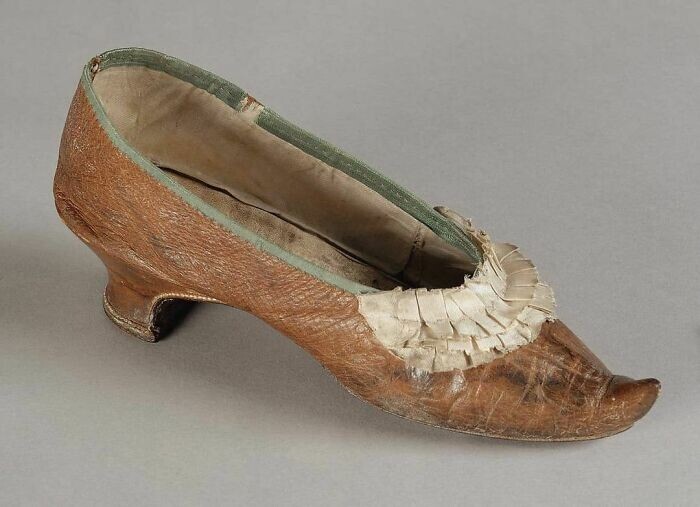 10. Туфелька, которую потеряла Мария Антуанетта, споткнувшись на ступеньках к гильотине в утро своей казни, 16 октября 1793 года