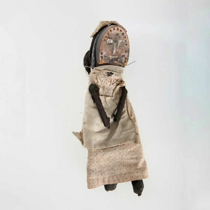 12. Кукла из ботинка, принадлежавшая ребёнку в трущобах Лондона в начале XX века. Она сделана из лоскутков ткани и каблука ветхого мужского ботинка, а волосы — из старого чёрного носка