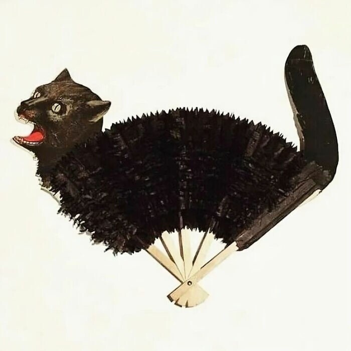 4. Бумажный веер в виде чёрной кошки, сделанный в Германии в 1920-х годах. Аксессуар для Хэллоуина, изготовленный для американского рынка