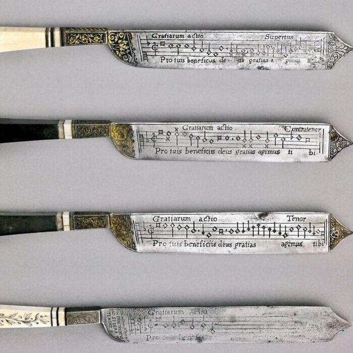 7. Это очень редкий набор итальянских «музыкальных» ножей XVI века. На стальном лезвии с каждой стороны выгравированы ноты и тексты, предназначенные для распевания в качестве молитв перед едой и после неё