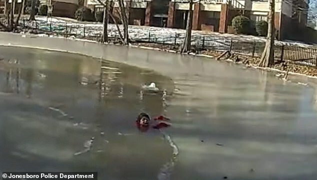 Полицейский спас ребёнка, провалившегося под лёд