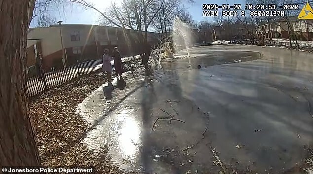 Полицейский спас ребёнка, провалившегося под лёд