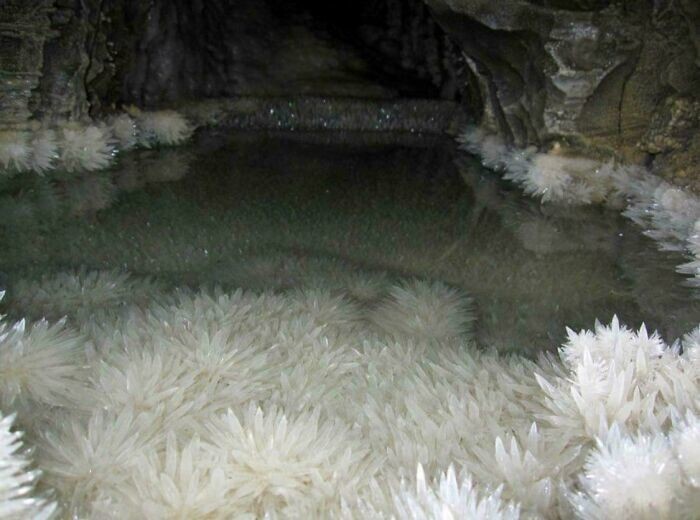 6. Бассейн, полный кристаллов, пещера Неттлбед, Новая Зеландия. Находится на глубине сотен метров под землёй, без доступа естественного света