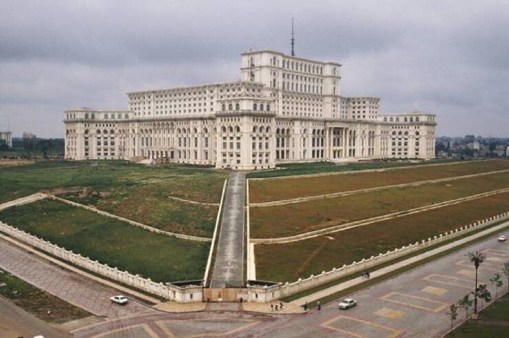 12. Самое тяжелое здание в мире - Дворец парламента в Бухаресте, Румыния