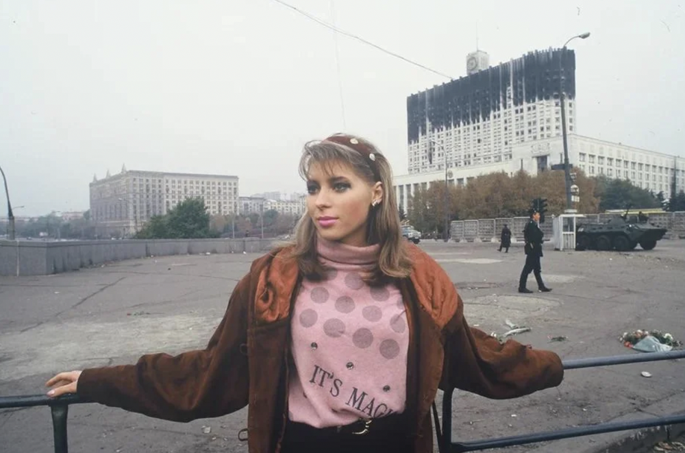 3. Москвичка на фоне здания парламента после конституционного кризиса, октябрь 1993 года