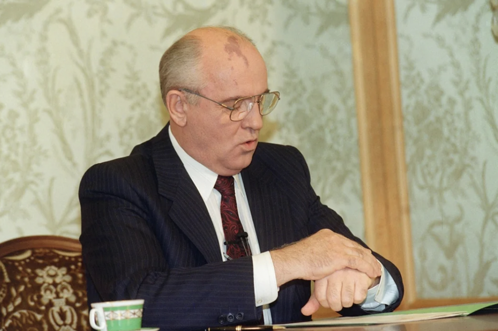 19. Михаил Горбачёв смотрит на часы перед телеобращением, в котором он объявляет о своей отставке с поста президента СССР 25 декабря 1991 года