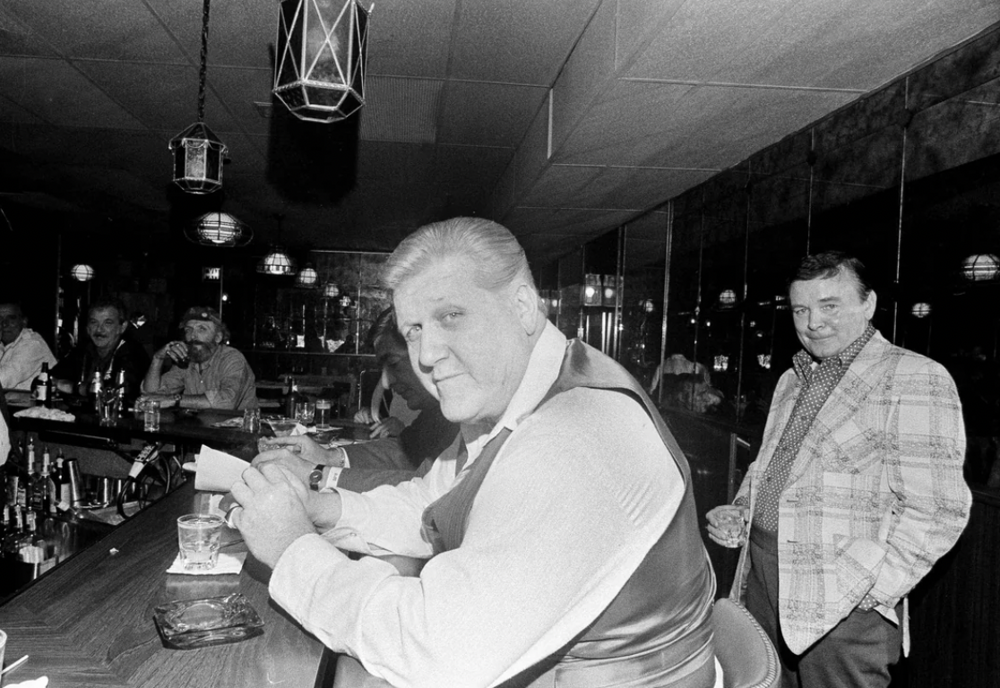 4. Фрэнк Ширан, по прозвищу Ирландец, который работал киллером на итало-американскую мафию, в баре в 1970-х годах