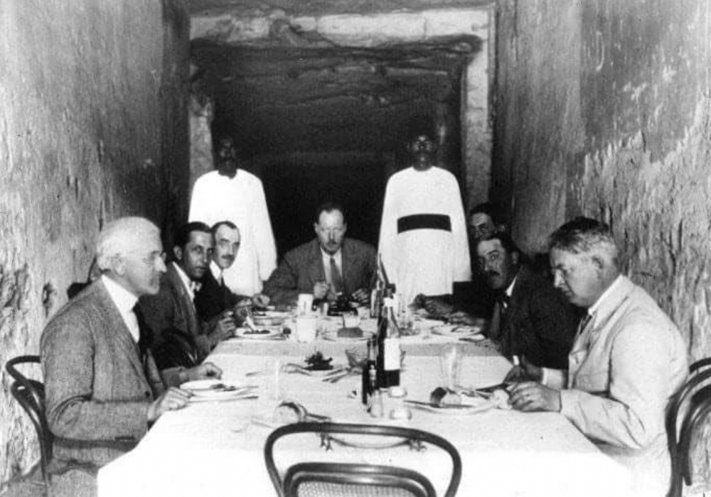 6. Археологи обедают в гробнице фараона Рамзеса XI, 1923 год