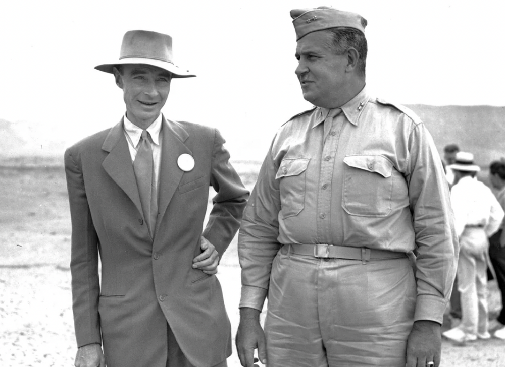 10. Физик-ядерщик Роберт Оппенгеймер и генерал Лесли Гровс в 1945 году